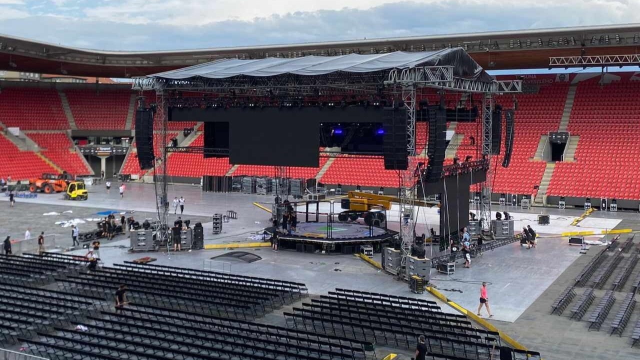 VIDEO: Oktagon proměnil fotbalový stadion v MMA arénu