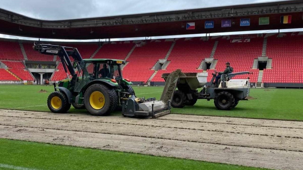 Fotbalový Eden se mění v MMA arénu. Na stadion najela těžká technika