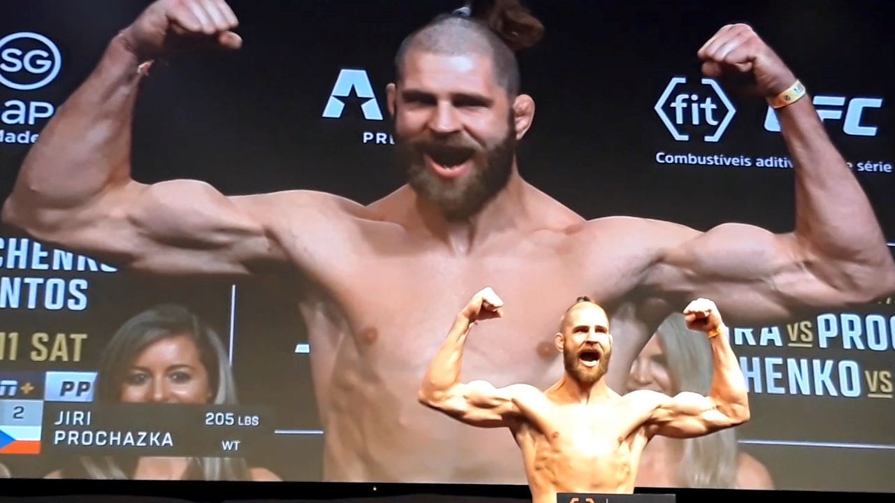 VIDEO: Show na pódiu podle UFC. Oficiality skončily, je čas titulové bitvy s českými barvami