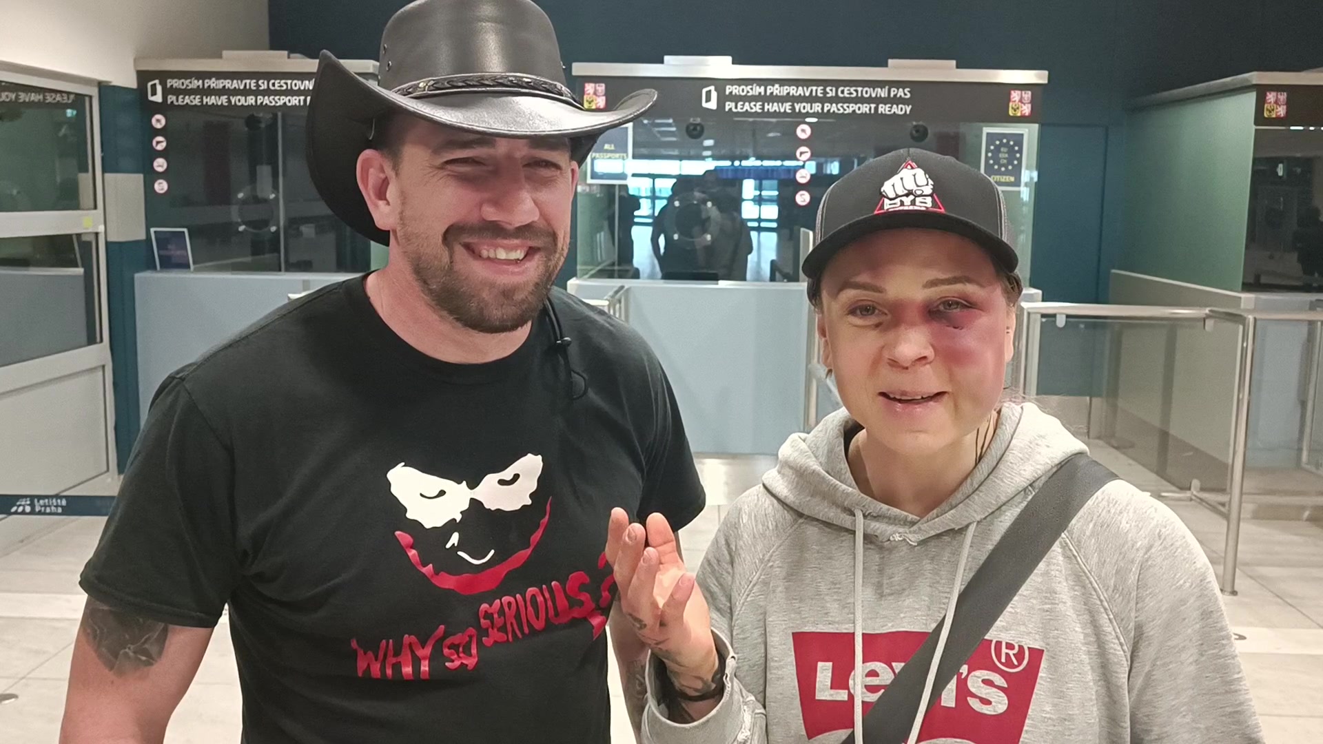 Česká bojovnice přiletěla domů a ukázala tvář po zápase v boxu bez rukavic