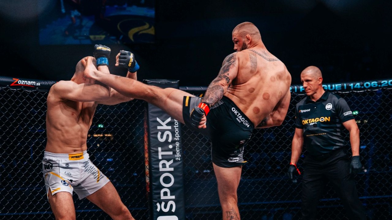 Šílené konce a KO. Češi zažili v kleci hodně adrenalinu