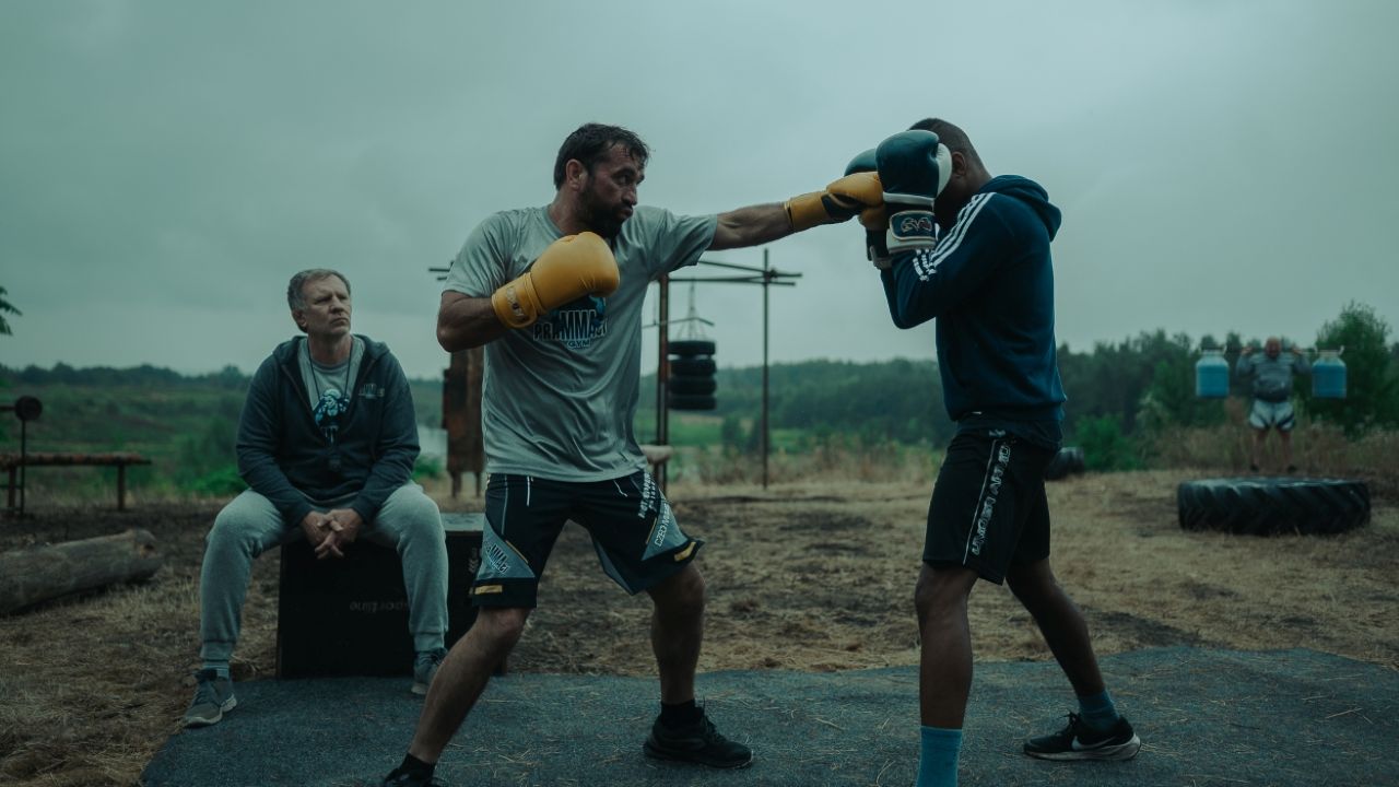 Bývalého šampiona čeká životní zápas. Ve filmu Bojovník si zahrají i hvězdy MMA