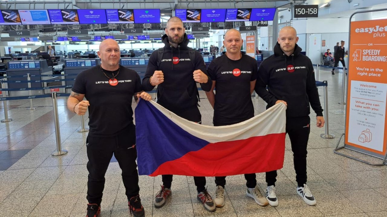 Všichni vlasy dolů. Nabroušeno, jedeme. Procházka s týmem naladili bojový účes
