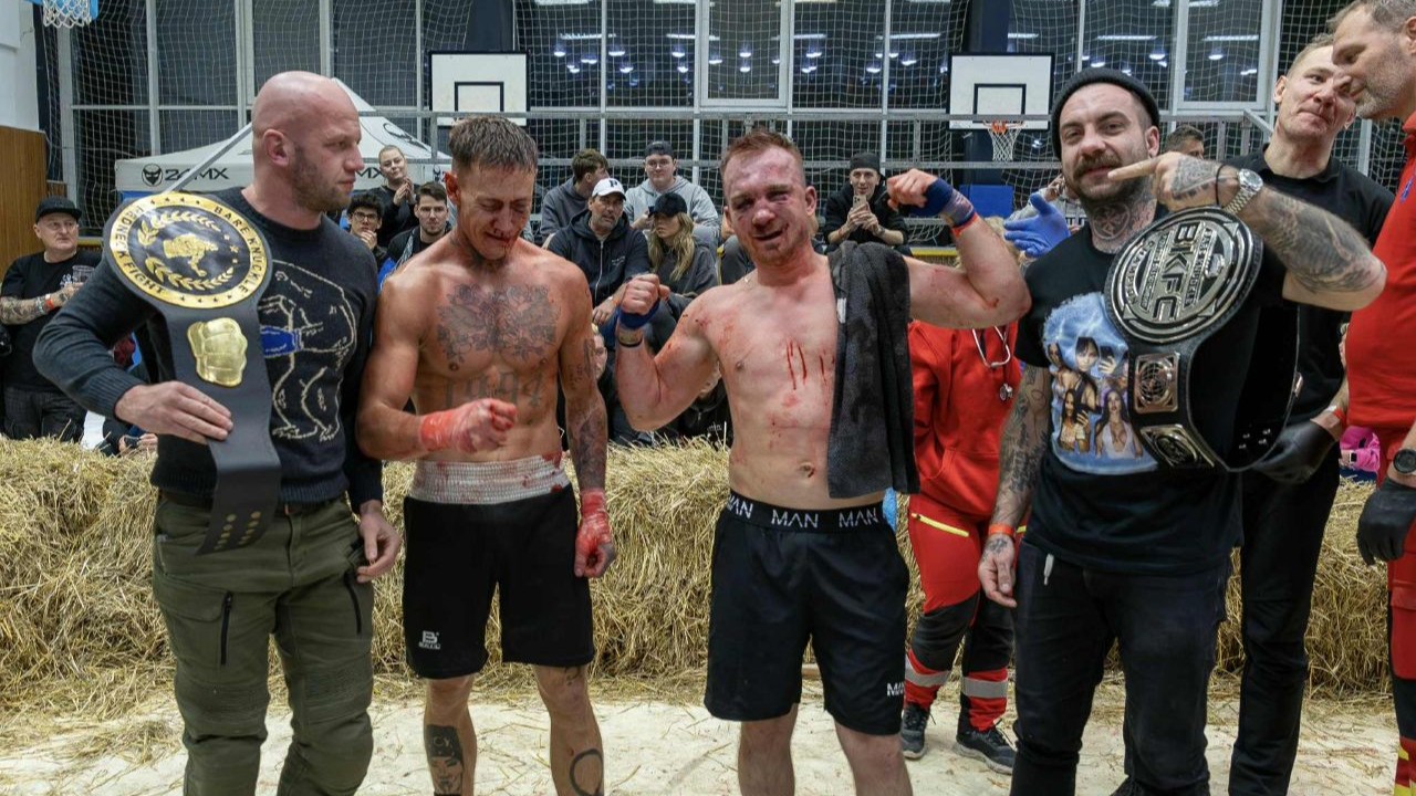 Bitva o titul až na hranu. Borce odvezla sanitka do nemocnice