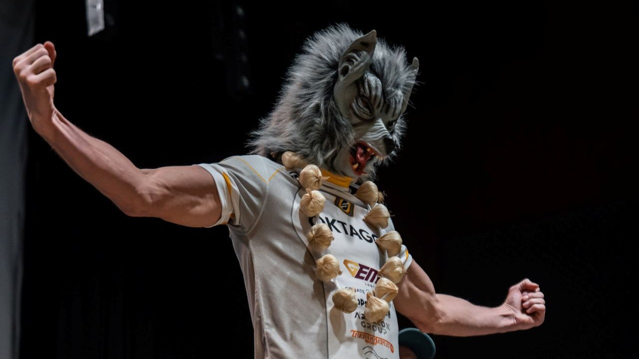 Česnekový náhrdelník a maska jako hrozba. Kalašnik chce urvat titul